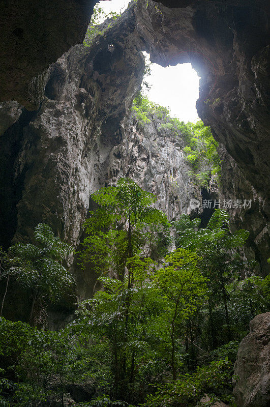 泰国的Phraya Nakhon洞穴